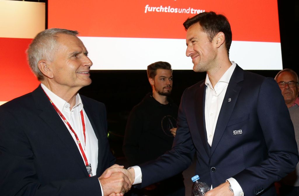 Und bei der Mitgliederversammlung im Oktober 2016 wird Wolfgang Dietrich (links) zum neuen Präsidenten des VfB gewählt.