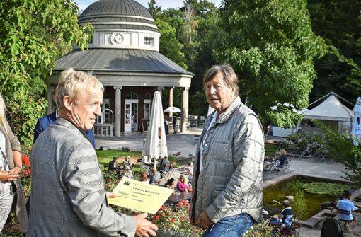 Volker Schirner (links) mit  Claus Endmann vor dem Teehaus Foto: Lichtgut/Ferdinando Iannone