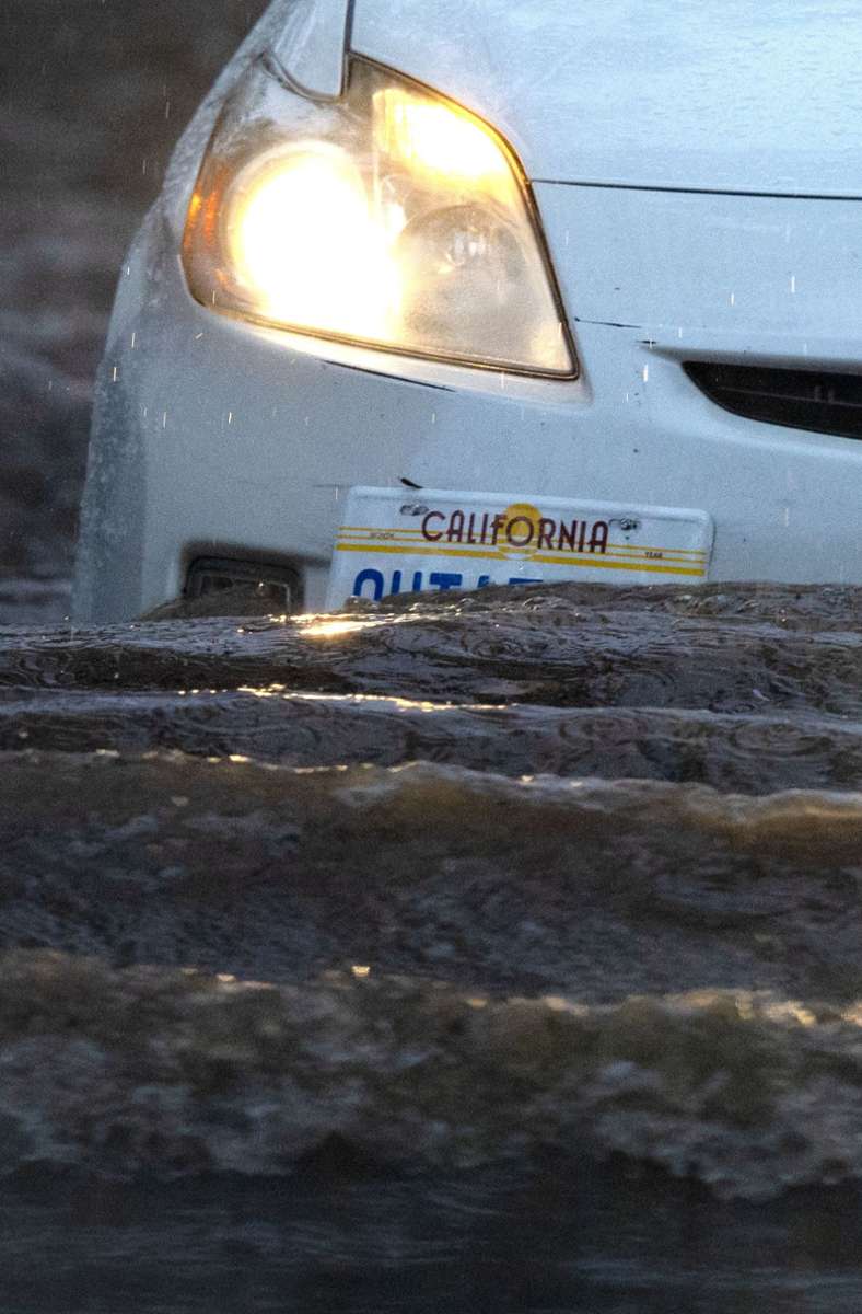 In Santa Barbara gehen Autos aufgrund der Überschwemmungen fast unter.