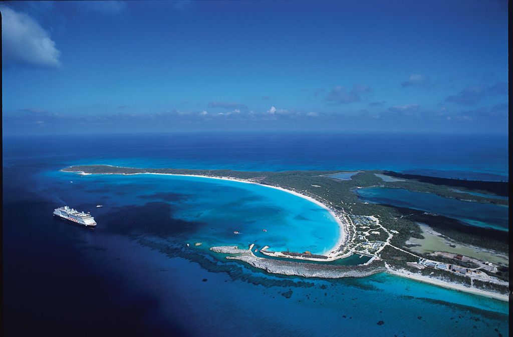Ein Teil der Insel – die aus der Luft tatsächlich wie ein Halbmond aussieht – ist als Vogelschutzgebiet ausgewiesen. Auch Luxusliner der Reedereien Carnival Cruise Line, Seabourn oder Cunard fahren ab und zu die Insel an (www.hollandamerica.com).