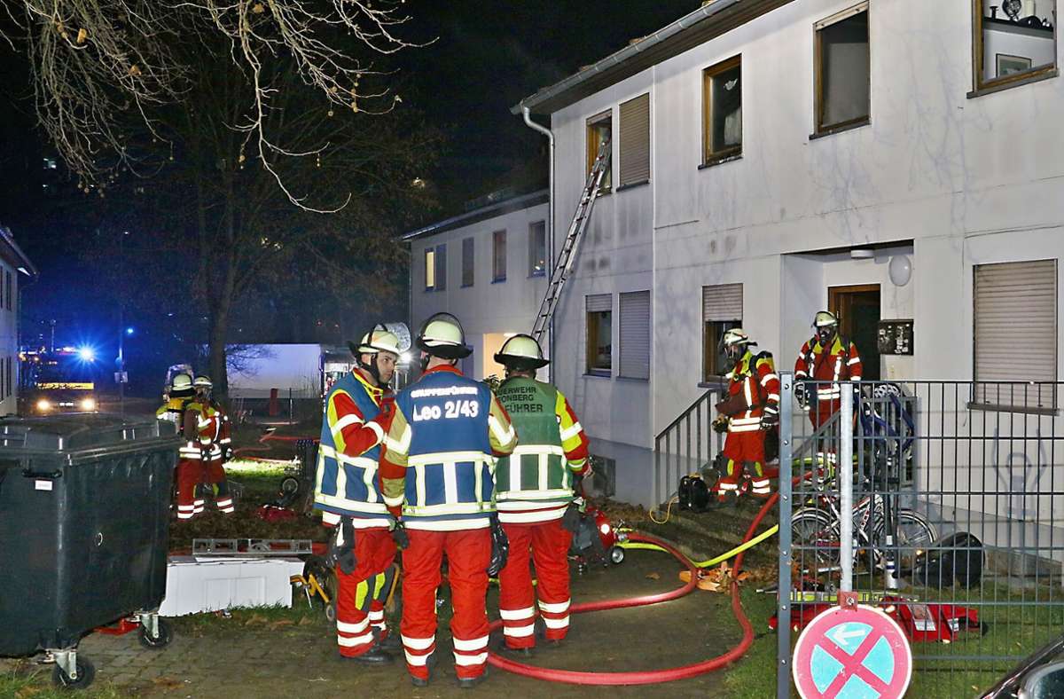 Einsatzbesprechung vor Ort: Die Feuerwehr ist die ganze Nacht an der Brandstelle. Foto: KS-Images.de / Karsten Schmalz