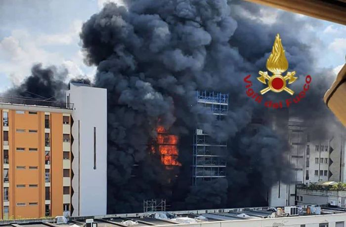Rom: Großer Brand in mehrstöckigem Wohngebäude