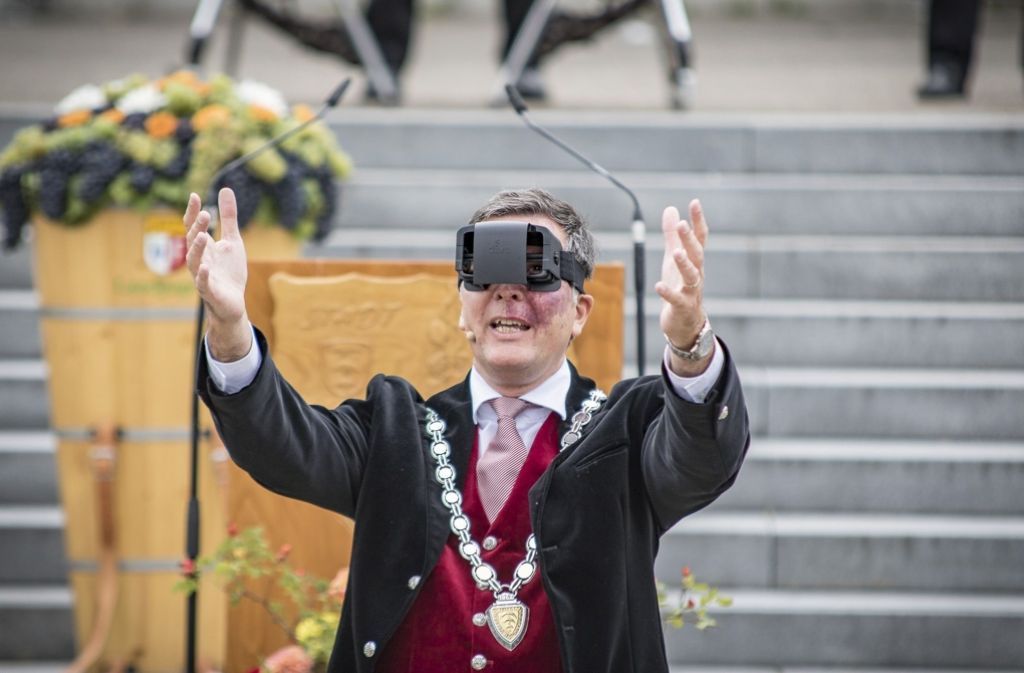 Traditionsfest kann auch modern: Palm mit einer Virtual-Reality-Brille.