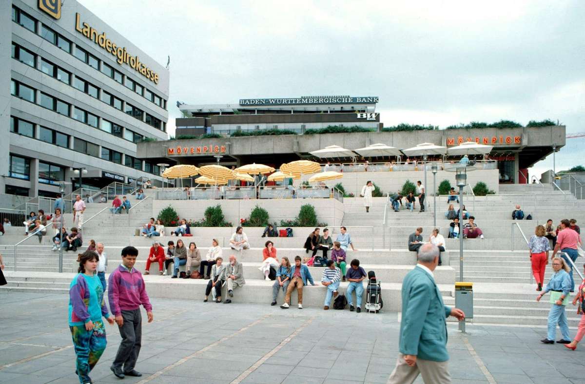 Platz eins: Von 1993 bis 2002 steht auf dem Kleinen Schlossplatz die 30 Meter breite Freitreppe, die noch heute von sehr vielen Stuttgarterinnen und Stuttgartern vermisst wird.