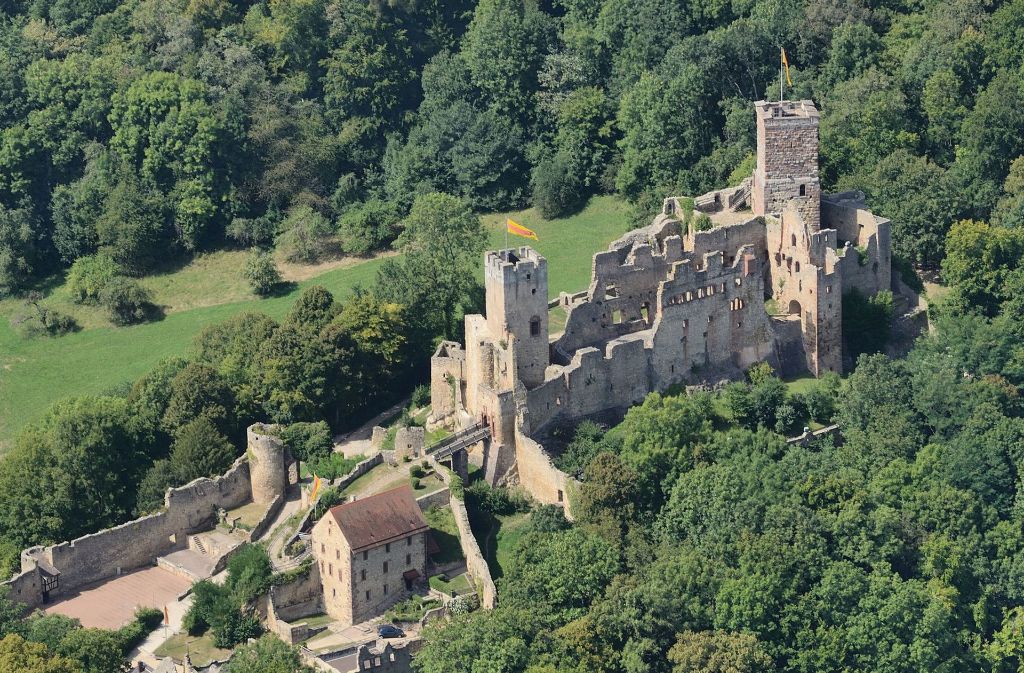 Burg Rötteln: Die Ruine einer Spornburg liegt oberhalb des Weilers Rötteln auf der Gemarkung des Lörracher Ortsteils Haagen im äußersten Südwesten von Baden-Württemberg. Die um 1259 erbaute Burg war eine der mächtigsten im Südwesten.