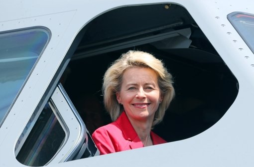 Verteidigungsministerin Ursula von der Leyen –  hier während eines Besuchs auf der Luft- und Raumfahrtausstellung (ILA) im Mai im Cockpit eines Airbus A400M – gerät in ihre schwierigste Phase. Nun muss sie  ihre Qualitäten  als Krisenmanagerin beweisen. Foto: dpa
