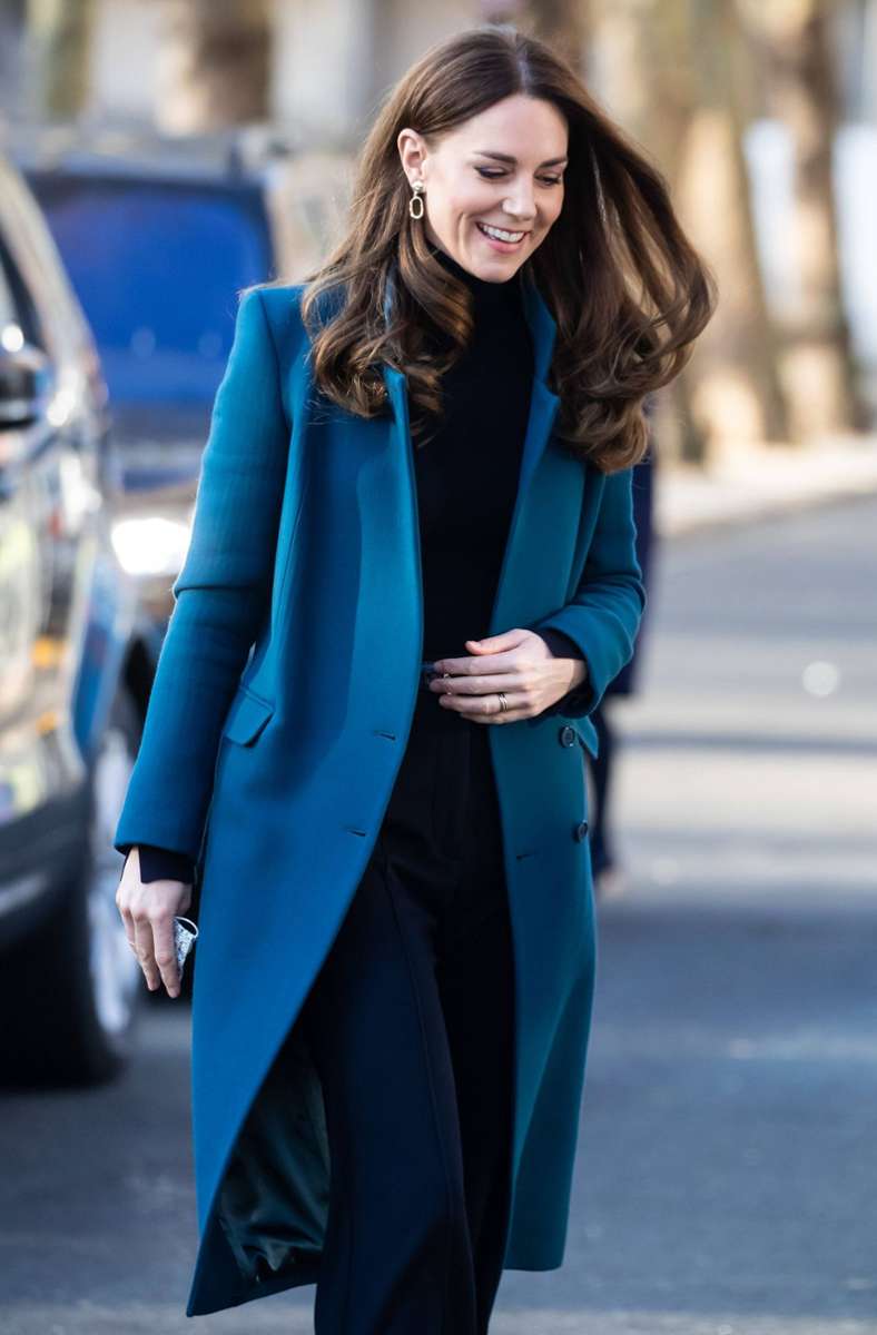 Januar: Das Jahr beginnt für Kate in einem Look, der nicht ganz neu ist, aber immer noch gut – dieser petrolblaue Mantel hängt seit 2020 im royalen Kleiderschrank.