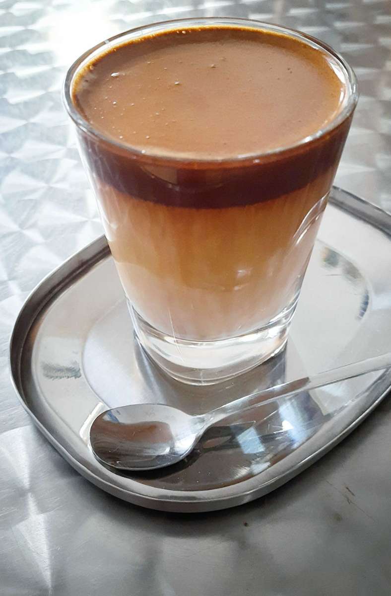 Dalgona-Kaffee - das Trendgetränk des Jahres aus Asien und soetwas wie ein umgekehrter Cappuccino. Andere Bezeichnungen sind Phenti-Hui-Kaffee und Whipped Coffee (geschlagener Kaffee). Die meist kalte Milch ist unten und der cremige Schaum liegt oben auf. Für Liebhaber der Schaumlöffelei ideal.