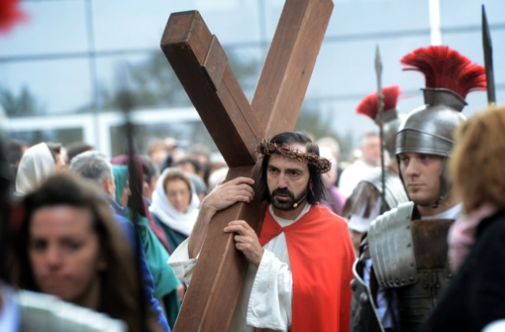 Mitglieder der italienisch katholischen Gemeinde San Martino spielen am Freitag in Stuttgart Szenen aus der Leidensgeschichte Jesu.