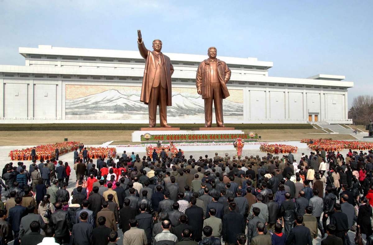 Das Volk stets im Blick: Staatsgründer Kim Il-sung (links) und sein Sohn Kim Jong-il auf dem Mansu-Hügel im Zentrum Pjöngjangs