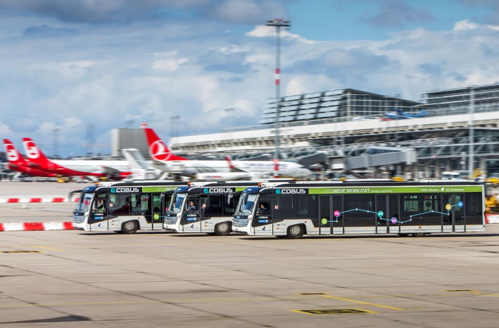 Auf dem Vorfeld des Flughafens gibt es für den Passagiertransport jetzt nur noch Elektrobusse. Das soll ein Beitrag von vielen anderen zu Umwelt- und Klimaschutz sein.
