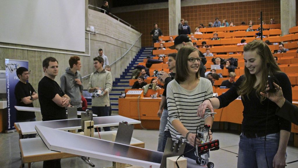  Studenten und Schüler schicken beim Roborace an der Universität Stuttgart ihre selbst gebauten und programmierten Roboter ins Rennen. 