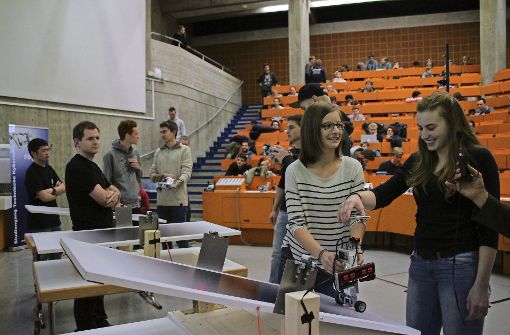 Zwei Studentinnen aus dem Team Do Fancy Stuff   bringen ihren Roboter auf der Wippe in Stellung.Foto:Universität Stuttgart Foto:  