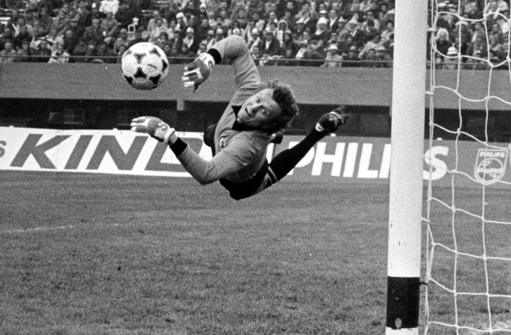 Sepp Maier, geboren 1944, stand 17 Jahre lang für den FC Bayern im Tor. 1972 wurde er mit der deutschen Nationalmannschaft Europameister, 1974 Weltmeister.