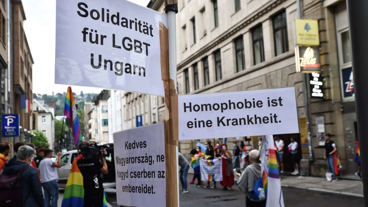 Regenbogenverbot bei der EM 2021: Stuttgarter zeigen Flagge vor ungarischem Konsulat