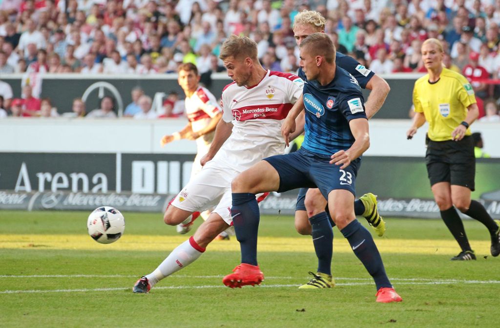 Der damalige VfB-Stürmer Simon Terodde (li.) mühte sich im Spiel gegen die Heidenheimer vergeblich. Ein Treffer gelang dem späteren Torschützenkönig nicht. Hier wird er von Kevin Kraus geblockt.
