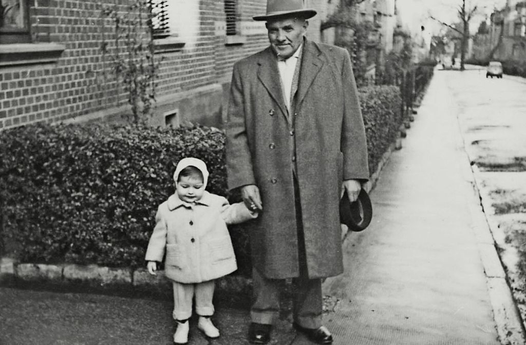 Georg Stein mit seiner Enkelin in der Neuffenstraße