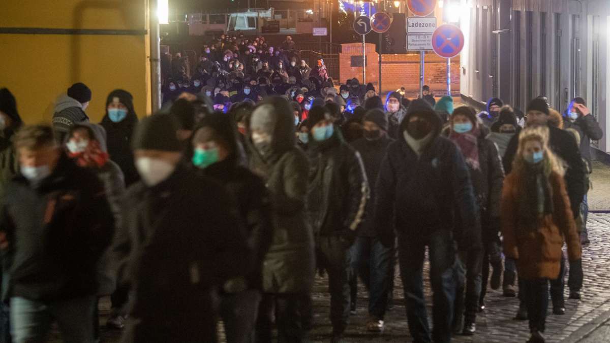 Coronapandemie in Deutschland: Schärfere Regeln in weiteren Bundesländern –  vielerorts Proteste