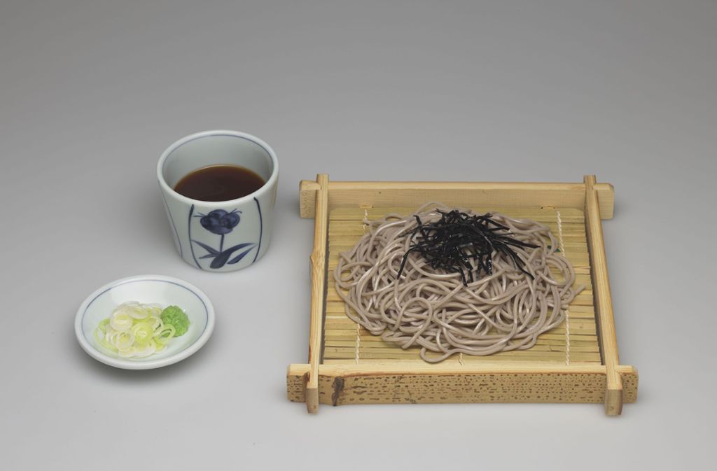 Das schmeckt in Japan: kalte Buchweizennudeln, die in Soja-Brühe getunkt werden, dazu gibt es Wasabi und Lauchzwiebeln.