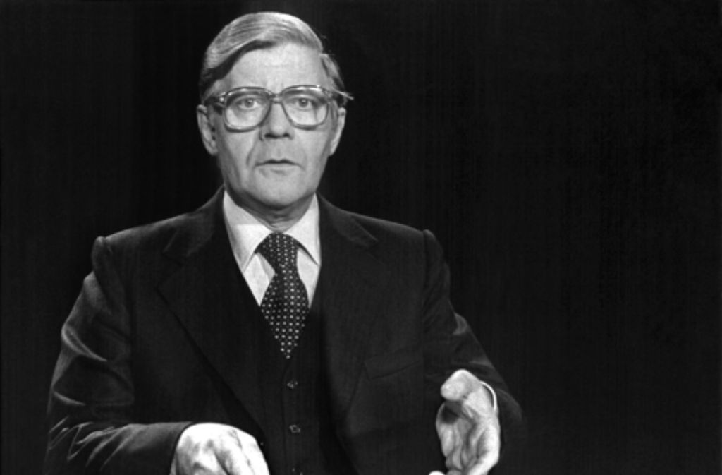 Schmidt hatte es während seiner Amtszeit mit vielen unterschiedlichen Themen zu tun: Weltwirtschaftskrise, RAF-Terror, NATO-Doppelbeschluss. Auf dem Foto: Schmidt bei seiner Fernseherklärung zur Entführung des Arbeitgeber-Präsidenten Hanns Martin Schleyer im Jahr 1977.