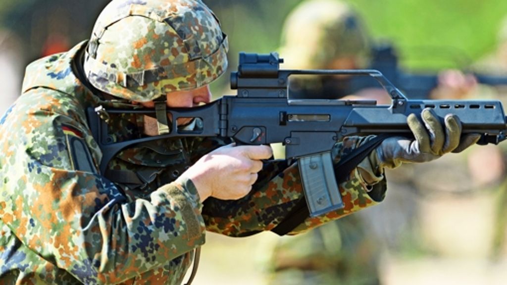 Volker Kauder  und das G 36: Einsatz fürs heimische Gewehr