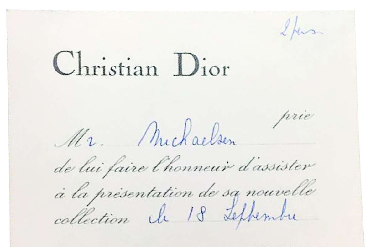 Eintrittskarte zur Dior-Modenschau 1956, die Jürgen Michaelsen aus Bremen die Türen in Paris öffnete. Kurz danach bekommt er einen 5-Minuten-Termin bei Christian Dior. Der ist von dem Zwanzigjährigen angetan, engagiert ihn sofort als seinen Assistenten und gibt ihm den neuen Namen Yorn.