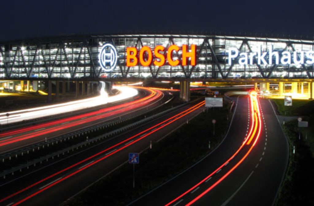 Bosch wirbt unübersehbar am neuen Parkhaus am Flughafen Stuttgart.