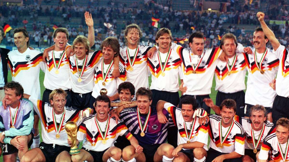 Die deutsche Mannschaft nach dem 1:0-Finalsieg gegen Argentinien im Olympiastadion von Rom.
