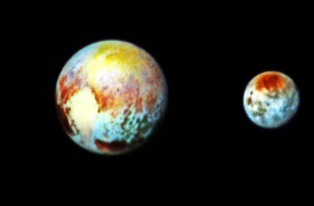 Der Pluto und sein größter Mond Charon, aufgenommen von der Raumsonde New Horizons am Montagabend mitteleuropäischer Sommerzeit, also einige Stunden vor dem Vorbeiflug: Das weiße Herz auf der Pluto-Oberfläche ist zu erkennen, ebenso ein dunkler Fleck am Nordpol des kleineren Charon. Die beiden Aufnahmen sind in Falschfarben dargestellt, damit man Variationen auf der Oberfläche der beiden Himmelskörper besser erkennen kann.