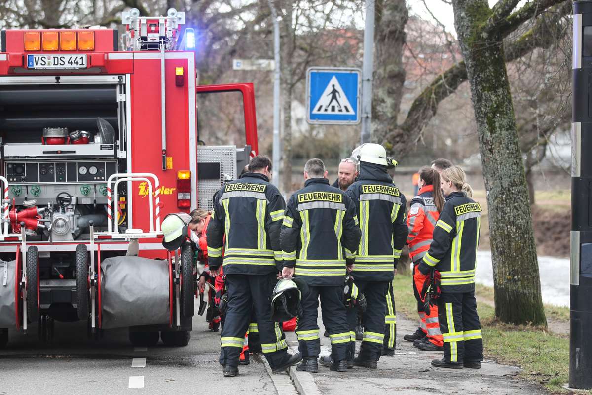 Die Feuerwehr barg die Leiche aus der Brigach in Donaueschingen.