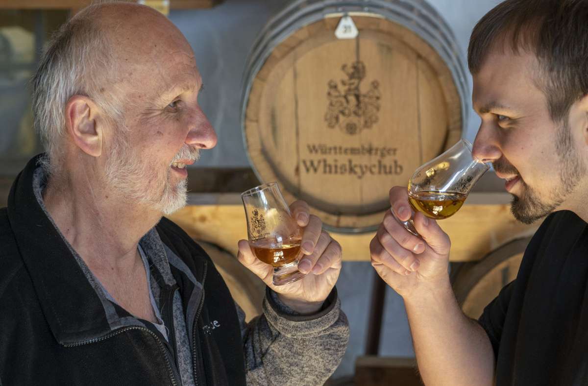 Zwei Müllermeister mit einer Passion für Whisky: Wolfgang und Tobias Fessler (rechts) brennen seit einigen Jahren das schottische Nationalgetränk.