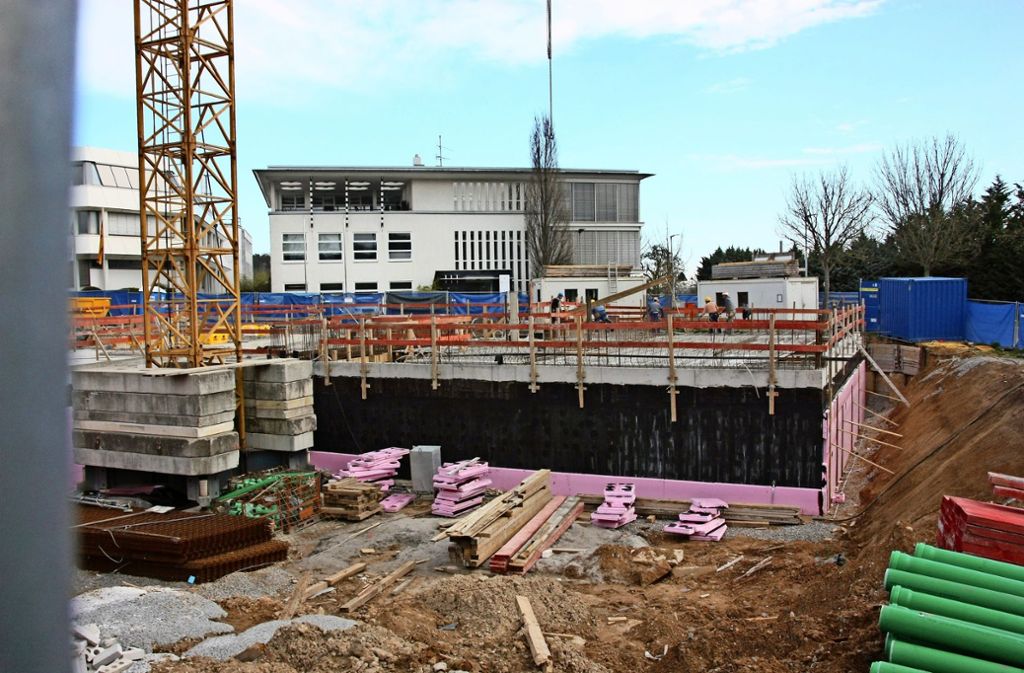 Derzeit wird am Oberaichener Eck Wilhelm-Haas-Straße/Raiffeisenstraße wieder gebaut – der Rohbau der Filder-Moschee soll in sieben Wochen fertig sein. Foto: Natalie  Kanter