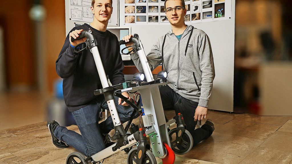  Die Schüler Max und Tobias Fleischer haben einen Rollator erfunden, der Stufen klettern kann. Jetzt dürfen sie ihn auf einer Messe für Pflege und Rehabilitation präsentieren. 