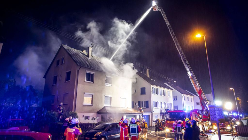 Remseck am Neckar: Zwei Verletzte bei Brand in Mehrfamilienhaus