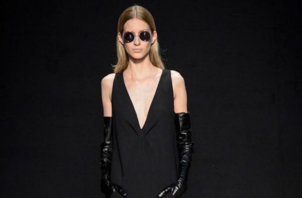 Der Mailänder Laufsteg ist eröffnet: Bei der Show von Frankie Morello tragen die Models dunkle Sonnenbrillen.