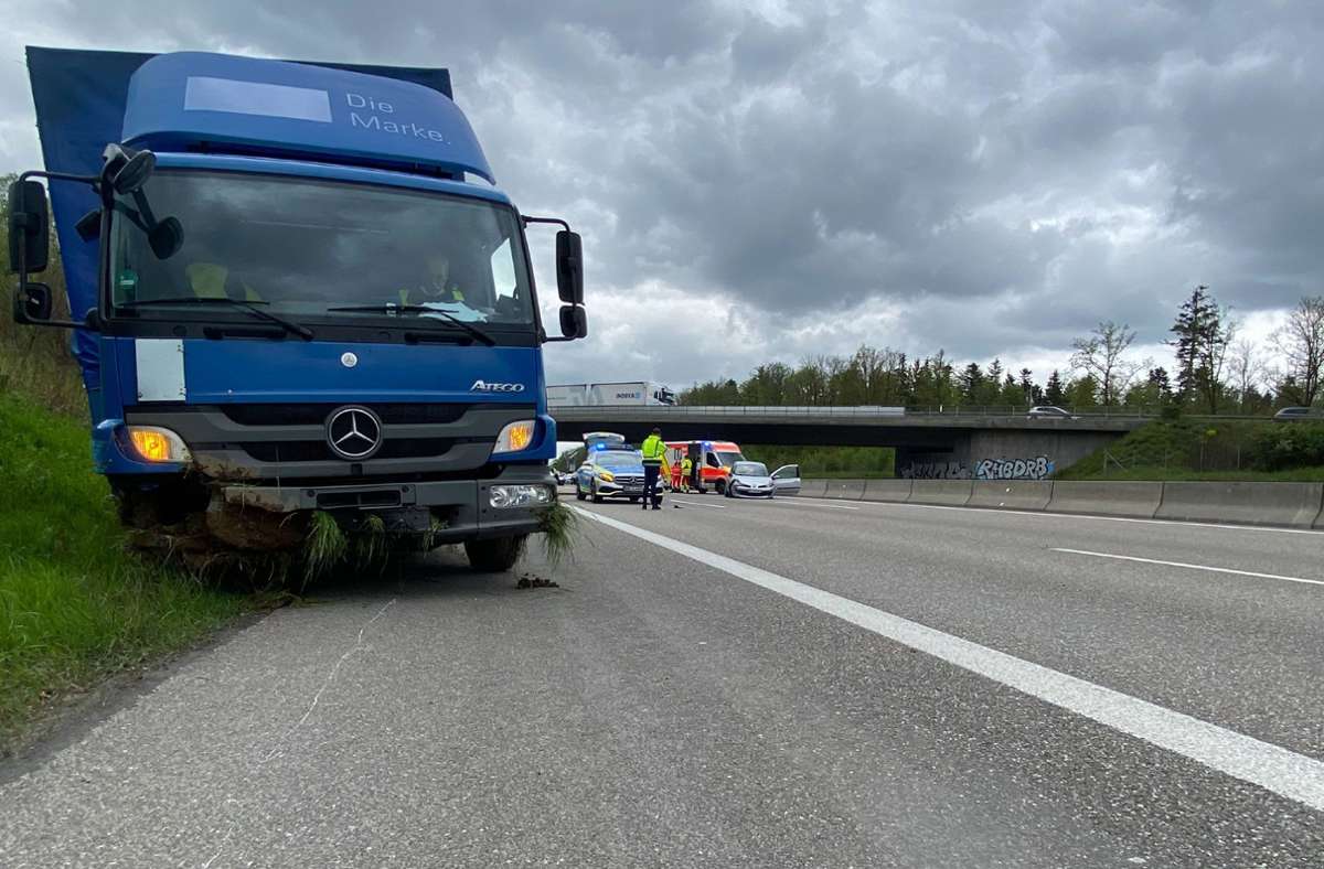 In Rutesheim kam es am Mittag auf der A8 zu einem Unfall. Eine Renault-Fahrerin kam aus noch unbekannter Ursache von der Fahrbahn ab und prallte gegen einen LKW-Fahrer.