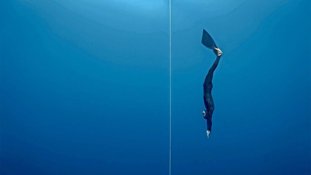  Er taucht 91 Meter tief mit einem Atemzug: Tim Oehmigen ist der Shooting-Star der deutschen Freitaucherszene. Er überschreitet ständig Grenzen – darf dabei aber nie die Geduld verlieren. 