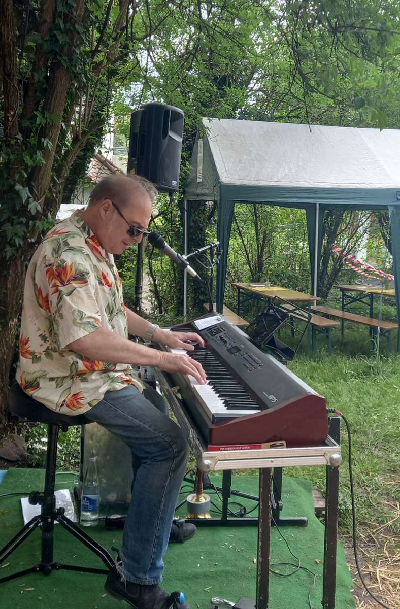 Im Garten des Weinguts gibt es Musik von Bert Boll aus Stuttgart auf die Ohren.