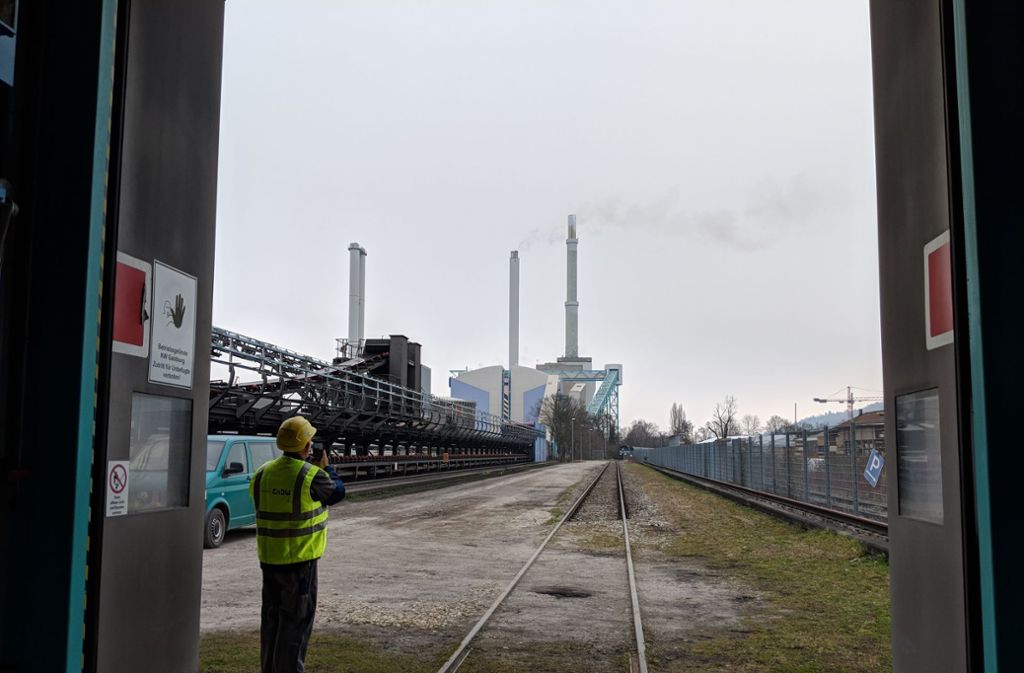 März 2018: Helmut Weber von der EnBW wartet auf den letzten Kohle-Zug für Gaisburg.