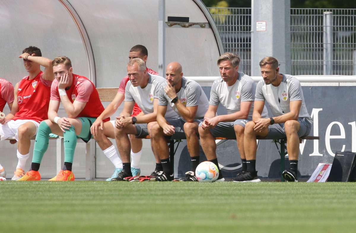 Vier Tage später testet der VfB unter Ausschluss der Öffentlichkeit gegen den Drittligisten SV Wehen Wiesbaden – und ohne Trainer Matarazzo. Der fehlt wegen einer Corona-Infektion. Ihr vertreten die beiden Co-Trainer Michael Wimmer (2.v.r.) und Michael Kammermayer (1.v.r.).