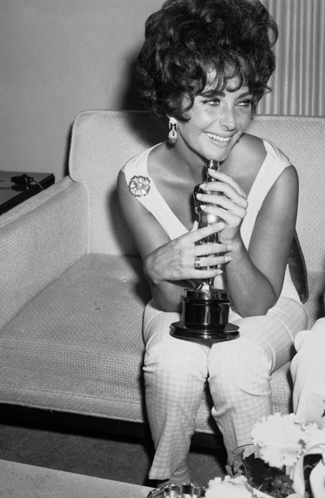 Für ihre Rolle in "Butterfield 8" gewinnt die Taylor 1961 einen Oscar. Zweimal wird sie insgesamt mit dem begehten Filmpreis ausgezeichnet. 1993 erhält sie zudem einen Sonder-Oscar für ihr Engagement gegen Aids.