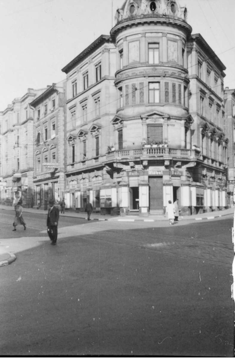 Nun quert die Silberburgstraße die Rotebühlstraße. Auf der Rotebühlstraße verlaufen die Straßenbahngleise. Der Fotograf schaut leicht nach links ...