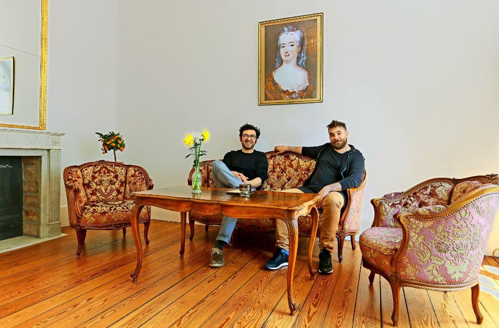 Die beiden  Chefs vom Grävenitz sitzen selbst gern im Kaminzimmer Foto: factum/Granville