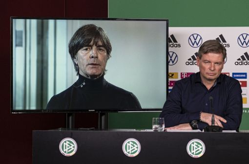 Bundestrainer Joachim Löw (links) und Jens Grittner, Pressesprecher der Nationalmannschaft, nehmen an einer Video-Pressekonferenz des Deutschen Fußball-Bundes (DFB) teil. Foto: dpa/Thomas Böcker