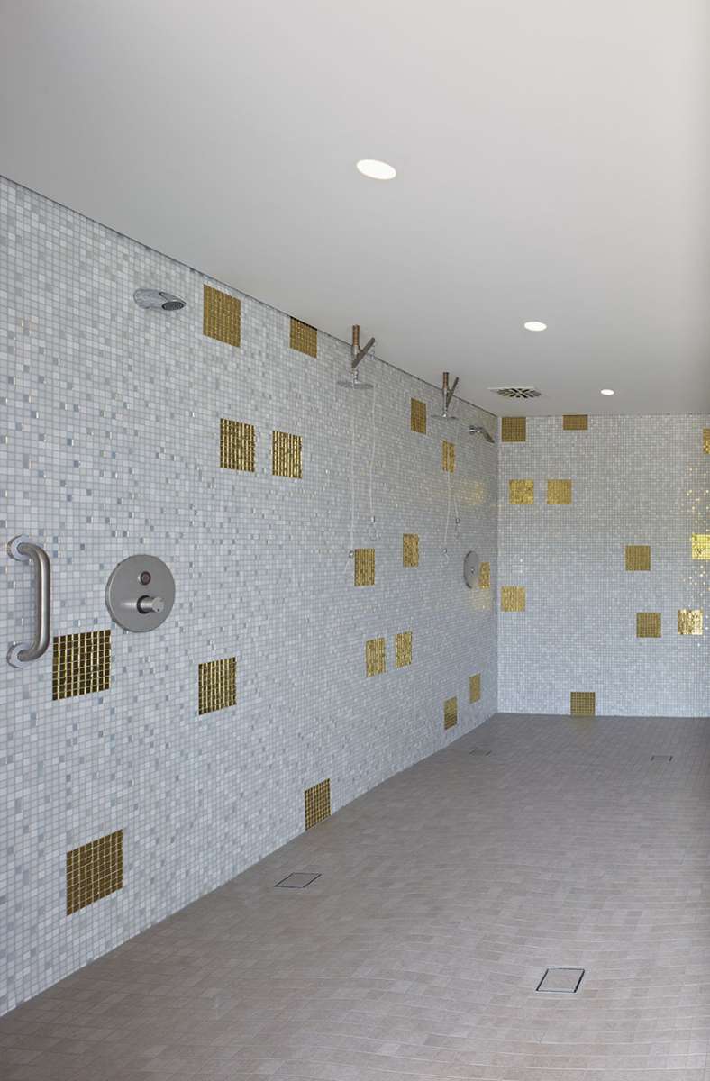 In den Duschen des Saunabereichs sind die Fliesenwände mit goldenen Karrees durchsetzt – ein bisschen Luxus muss sein.