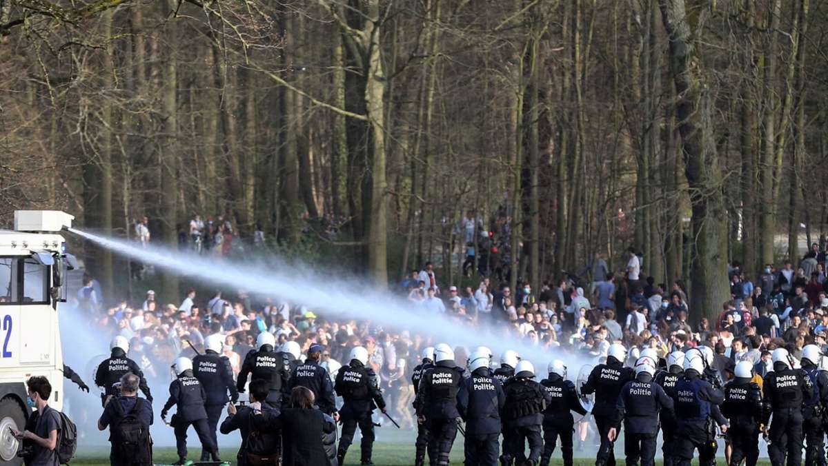  Trotz der Corona-Auflagen haben sich tausende Menschen zu einer als Aprilscherz deklarierten Party in einem Brüsseler Park eingefunden. Polizisten lieferten sich heftige Auseinandersetzungen mit den Teilnehmern. 