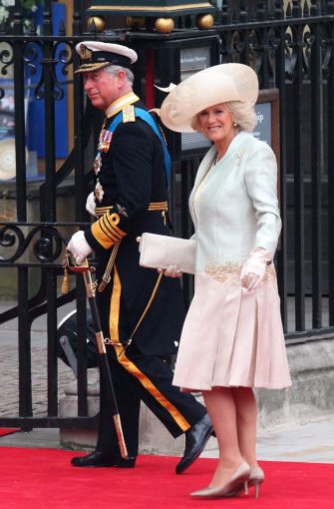 Prinz Charles in Galauniform und seine Frau Camilla in einem Kleid vom Designer-Duo Robinson Valentine