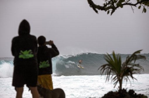 Noch wird gesurft an der Küste von Hawaii. Foto: EPA