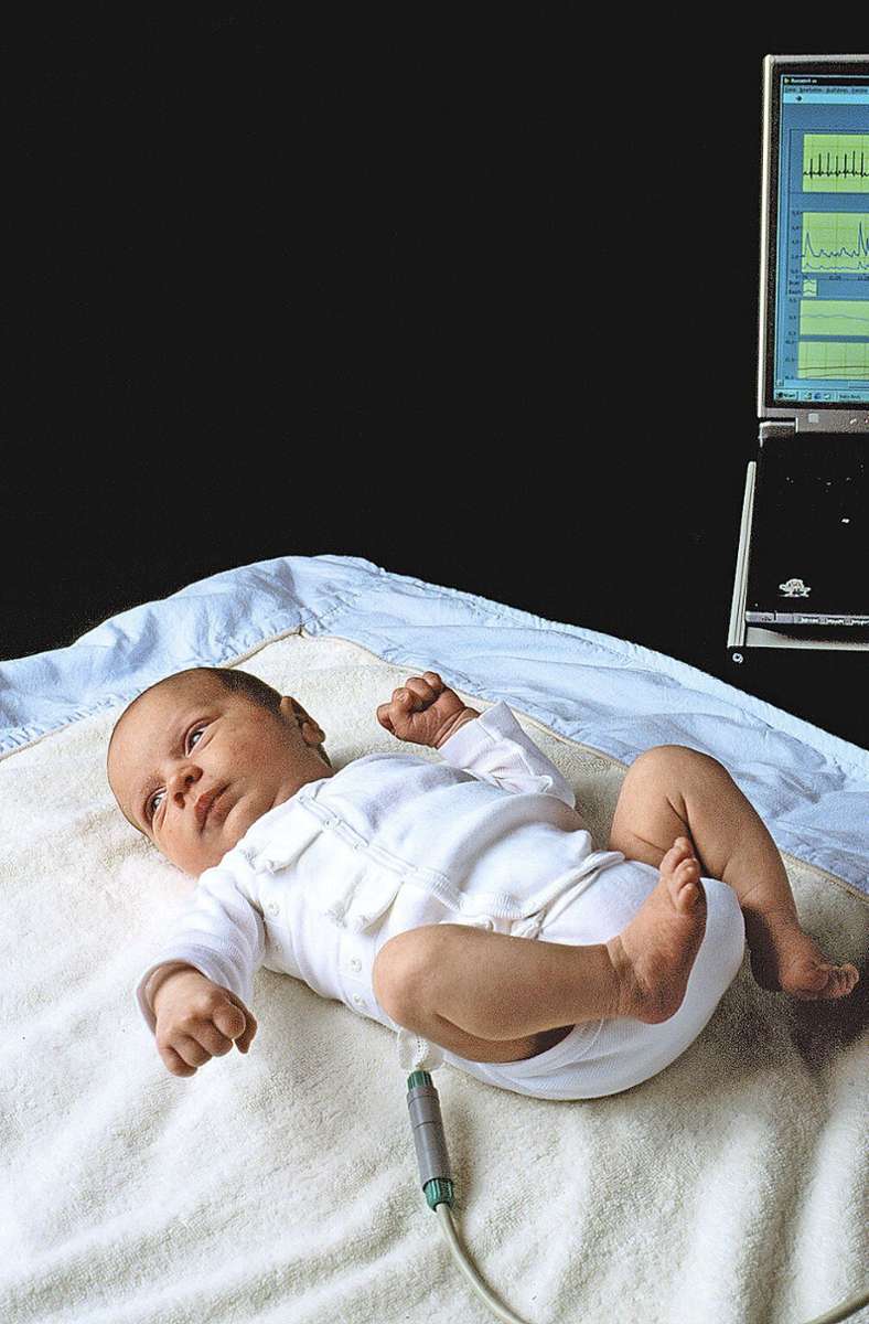 Schutzengel: Als elektronischer Schutzengel für Babys, die vom plötzlichen Kindstod bedroht sind, wurde der E-Babybody erdacht. Auf den ersten Blick wirkt er wie ein gewöhnliches Kleidungsstück, doch im Inneren besticht er durch ungewöhnliche Technik: Über textile Sensoren werden zentrale Vitalparameter wie Körpertemperatur, Hautfeuchte, Atem- und Herzfrequenz stetig überwacht. Eine Lebensversicherung für den Säugling.