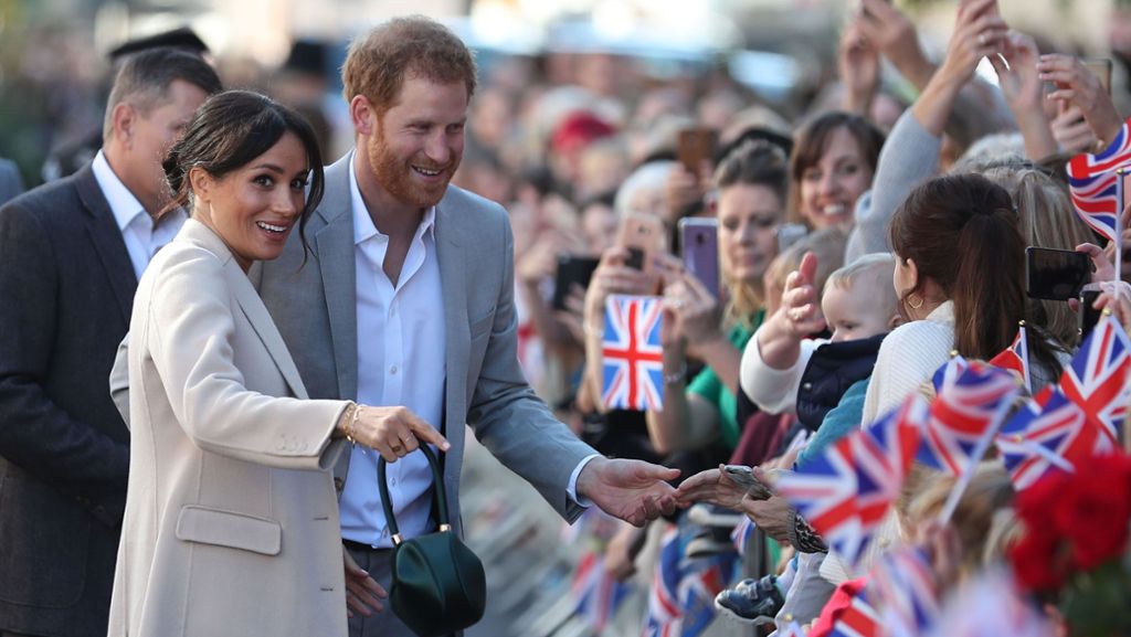 Beim Besuch der Grafschaft Sussex wurden Prinz Harry und Herzogin Meghan herzlich empfangen. Einige Besucher hatten es den beiden besonders angetan. 